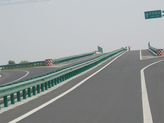 阿勒泰道路隔离护栏